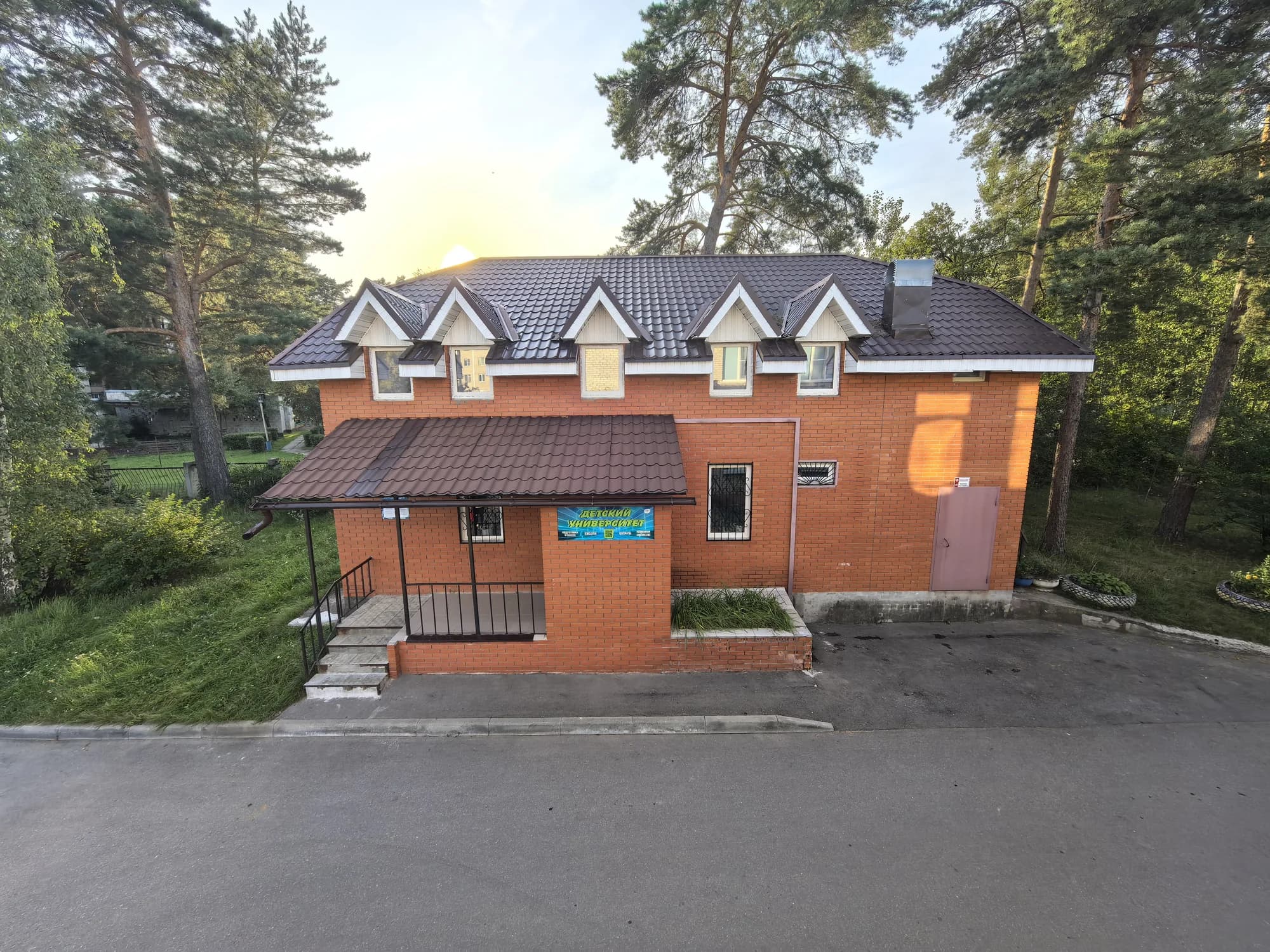 Здание Детского университета в Кремёнках